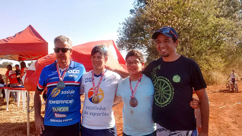 Equipe de ciclismo campeã nos Jogos Regionais de Sertãozinho (foto: divulgação)